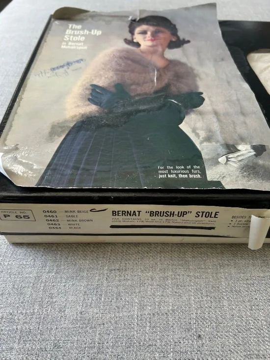 Vintage 1950s Bernat Mohairspun Shoulder Wrap Hand knit in original box - Picture 8 of 8